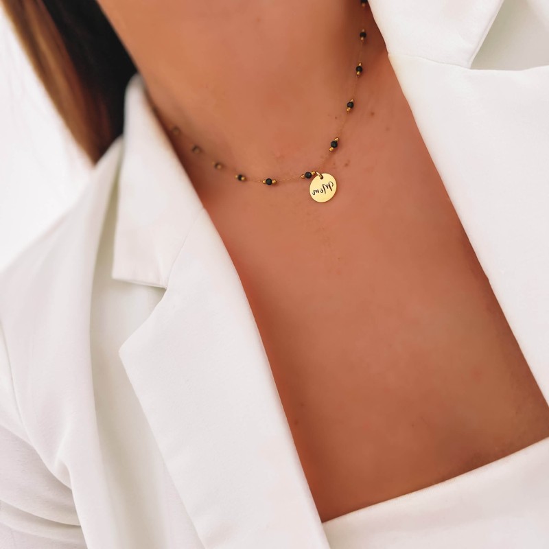 Naszyjnik dla mamy medalion z grawerem czarne koraliki