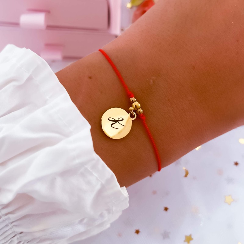 Bransoletka ze stali na czerwonym sznurku literka grawer personalizacja