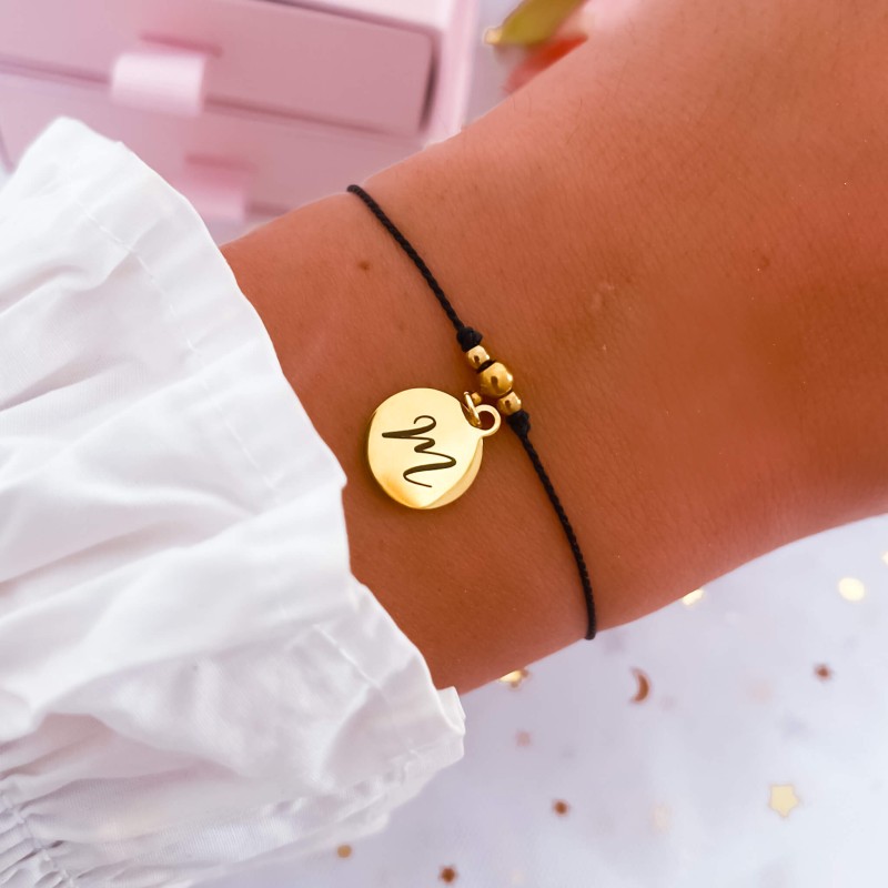 Bransoletka ze stali na czarnym sznurku litera grawer personalizacja