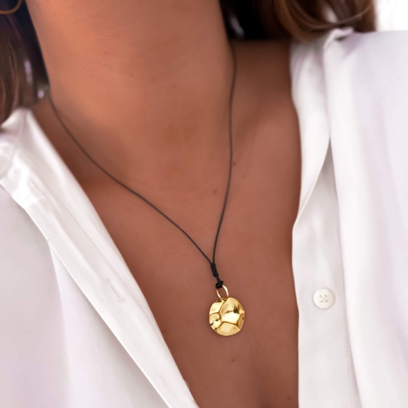 Naszyjnik ze stali chirurgicznej blaszka zawieszka kolor złoty rzemyk czarny