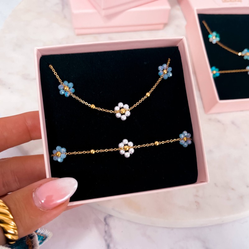 Naszyjnik ze stali z niebieskimi i perłowymi kwiatkami
