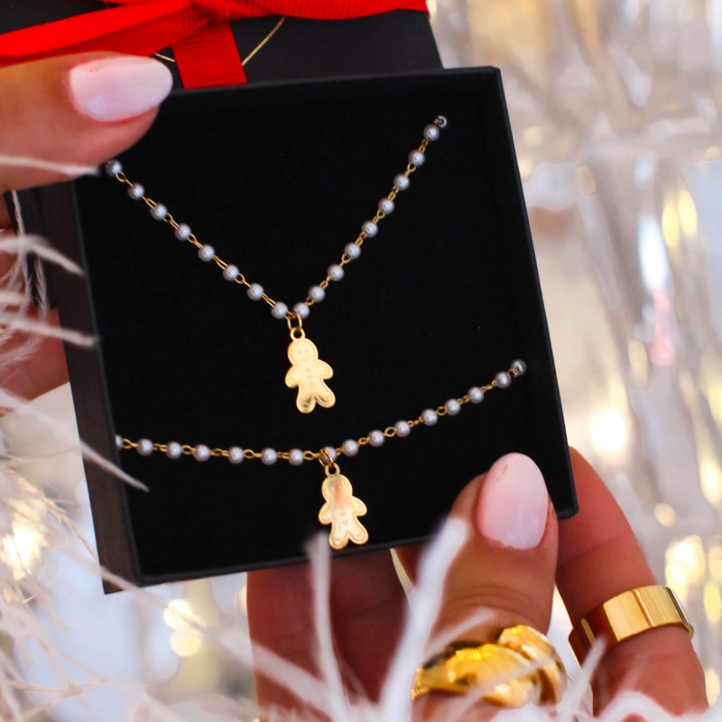 Bransoletka ze stali chirurgicznej z zawieszką w kształcie pierniczka i perłowymi koralikami