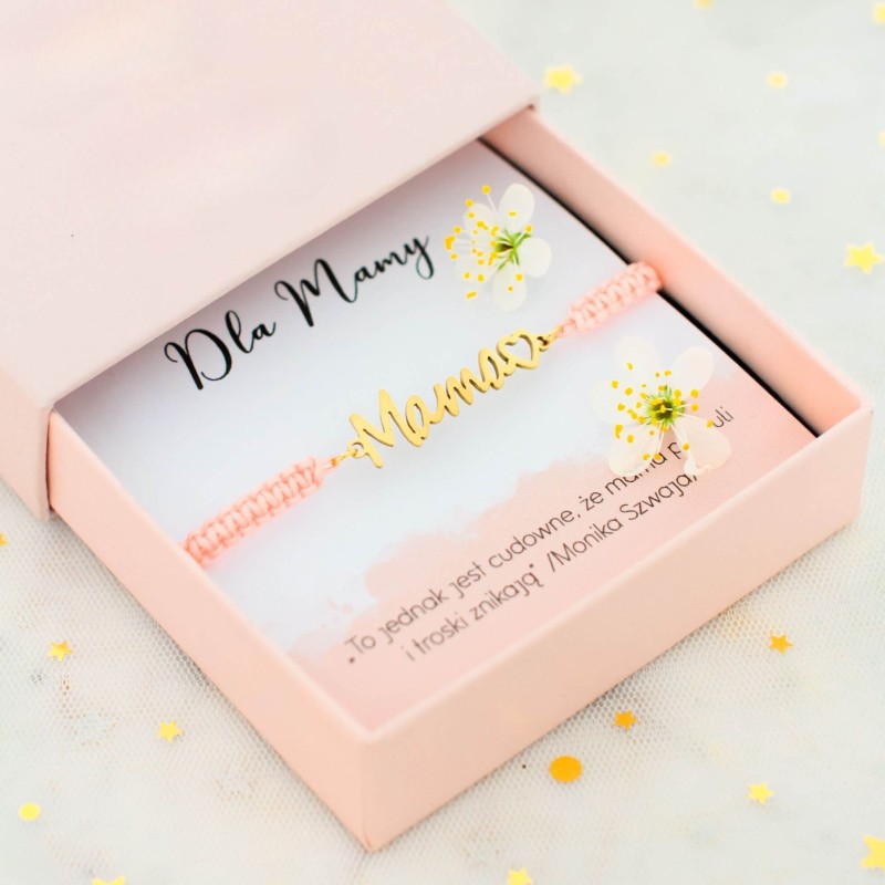 Luksusowe opakowanie prezentowe z bransoletką dla Mamy - różowy sznurek z metalowymi akcentami MAMA i serca. Gotowy do wręczenia prezent zapakowany w eleganckie pudełko