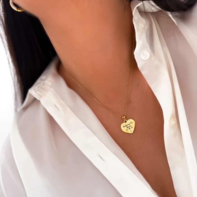 Personalizowany naszyjnik dla Mamy ze stali z sercem, grawerem "Kochamy Cię Mamo" i inicjałami dzieci na modelce