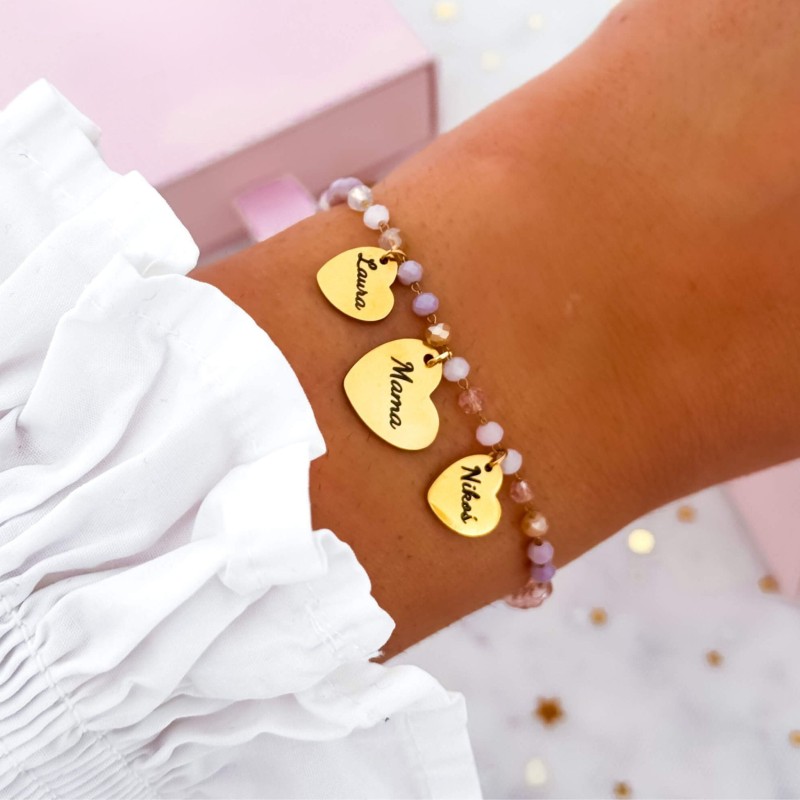 Bransoletka dla mamy z różowych szklanych koralików z zawieszkami serduszka na ręce – grawer „Mama” i imię dziecka, stal chirurgiczna