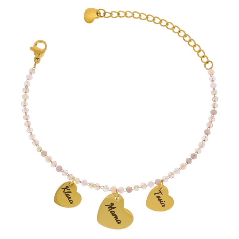 Bransoletka z różowych koralików z zawieszkami serduszek z grawerem „Mama” i imieniem dziecka – stal chirurgiczna, ujęcie na białym tle