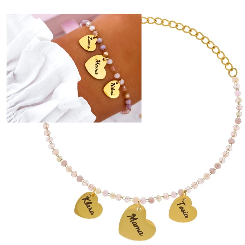 Bransoletka dla mamy z różowych szklanych koralików – zdjęcie z zawieszkami serduszek ze stali chirurgicznej z grawerem „Mama” i imieniem dziecka, połączenie ujęcia na ręce i na białym tle