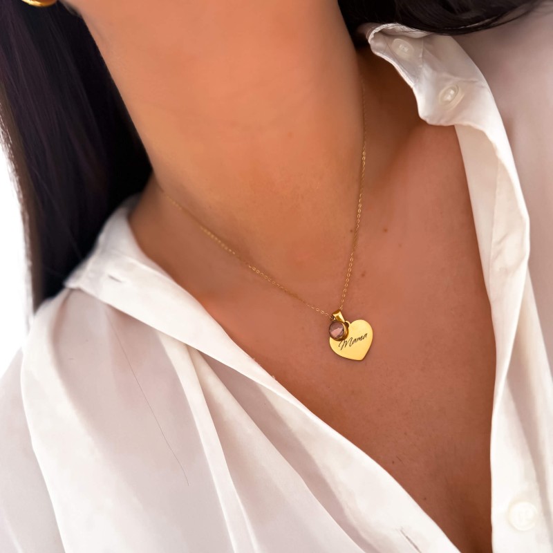 Złoty naszyjnik serce z grawerem na modelce - modna biżuteria dla mamy