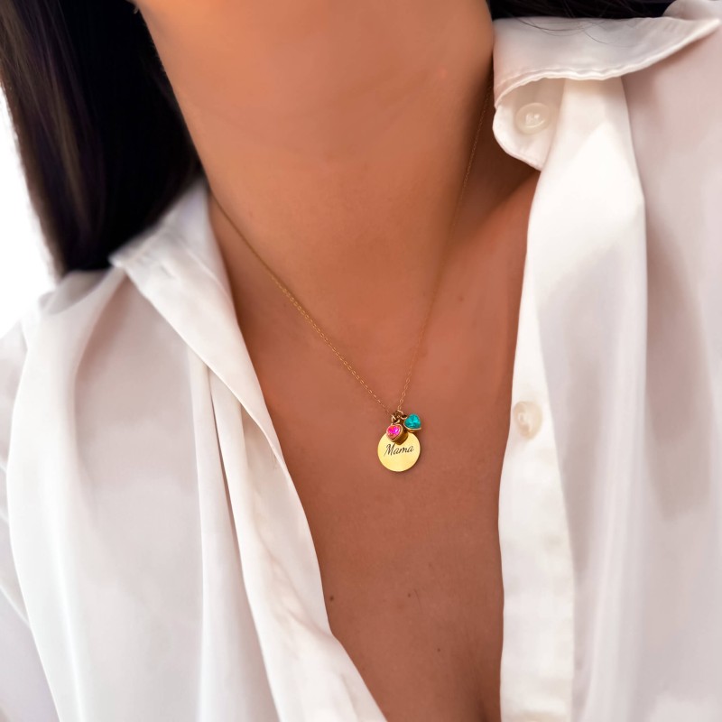 Elegancki naszyjnik ze stali chirurgicznej dla mamy z kryształkami w kształcie serca i grawerem „Mama” – na modelce