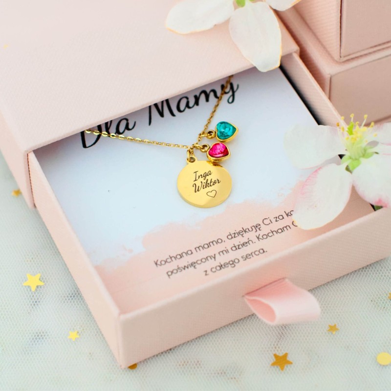 Naszyjnik dla mamy z grawerem „Mama” i imionami dzieci – zapakowany w eleganckie pudełko prezentowe