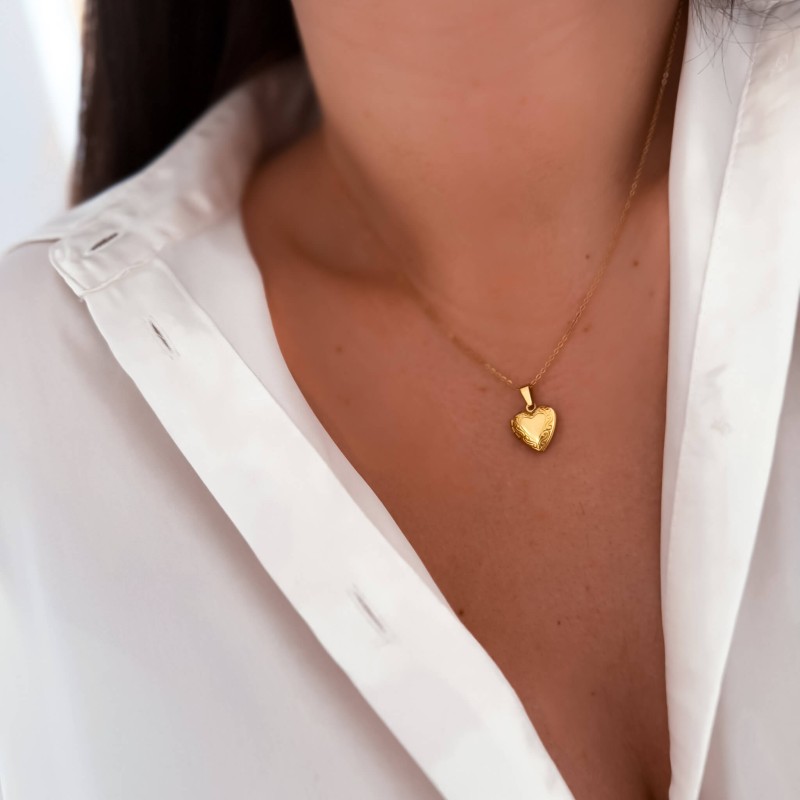 Naszyjnik otwierany dla mamy z grawerem Mama i inicjałami – stal chirurgiczna, zdjęcie na modelce