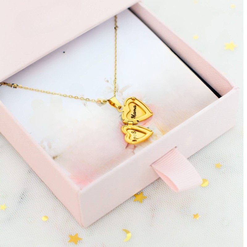 Personalizowany naszyjnik dla mamy – otwierany medalion serce z grawerem i inicjałami, w pudełku