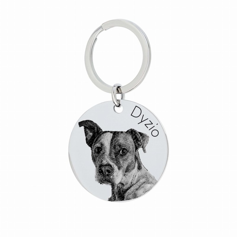 SEO: Okrągły brelok stalowy z grawerem zwierzaka metodą Money Print na białym tle. Idealny a prezent