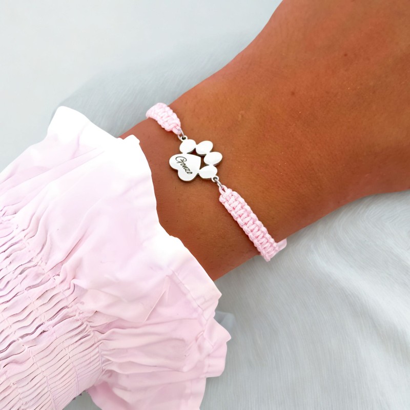 Personalizowana bransoletka sznurkowa jasny róż z zawieszką łapka i grawerem, stal chirurgiczna srebrna