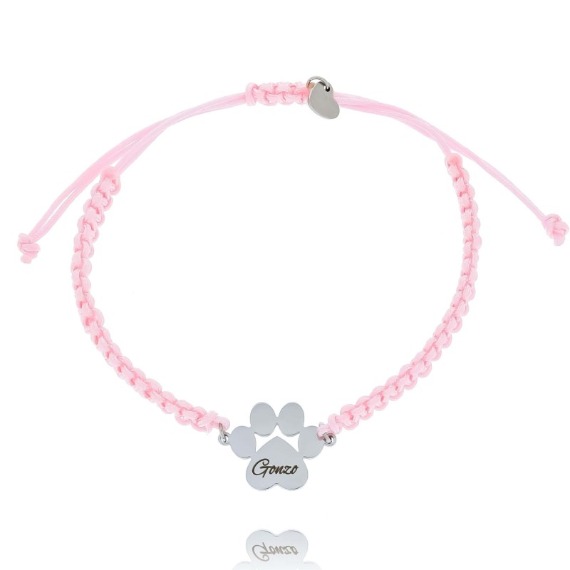 Bransoletka sznurkowa jasny róż z zawieszką łapka ze stali chirurgicznej i grawerem imienia kolor srebrny. Prezent dla psich mam