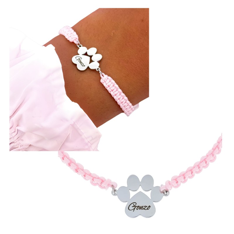 Bransoletka sznurkowa jasnoróżowa z zawieszką łapka i grawerem imienia – prezentacja produktu i na ręce. Idealna na prezent dla dziewczynki