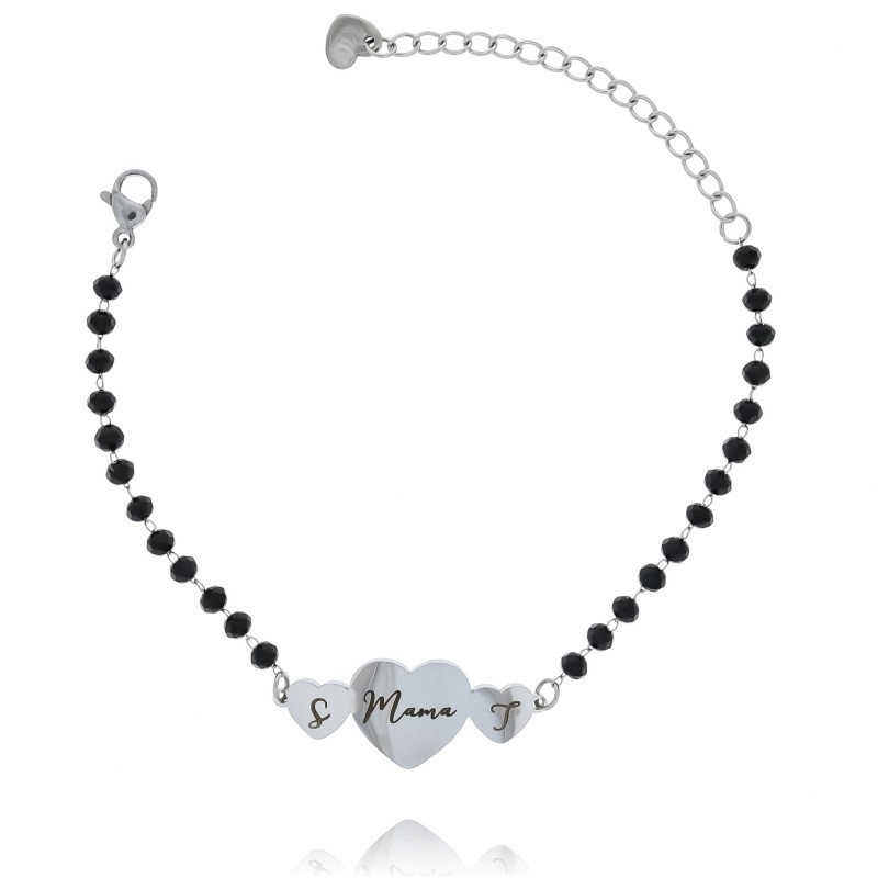 Personalizowana bransoletka ze stali chirurgicznej w kolorze srebrnym z czarnymi koralikami. Zawieszka w kształcie większego serca z grawerem „Mama” i dwa mniejsze serduszka z inicjałami dzieci tworzą elegancką i symboliczną biżuterię, idealną na prezent.