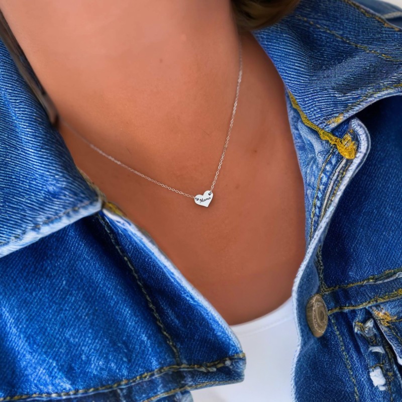 Naszyjnik stal chirurgiczna w kolorze srebrnym z sercem i grawerem Mama – subtelna biżuteria damska prezentowana na szyi modelki