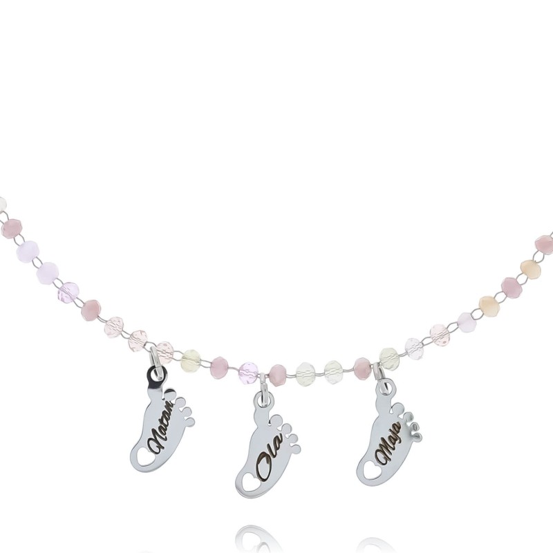 Zbliżenie na srebrną bransoletkę ze stali chirurgicznej 316L z kolorowymi koralikami i zawieszką trzy stópki dzieci z grawerem imion