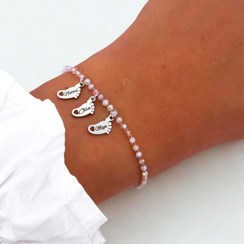 Biżuteria dla mamy – srebrna bransoletka ze stali chirurgicznej z zawieszką trzy stópki i kolorowymi koralikami na nadgarstku