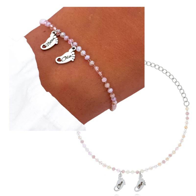 Kolaż srebrnej bransoletki ze stali chirurgicznej z zawieszką dwie stópki dzieci – ujęcie na nadgarstku i osobno na białym tle