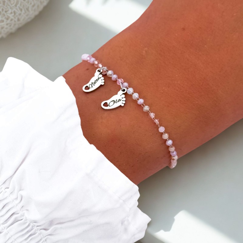 Biżuteria dla mamy – srebrna bransoletka ze stali chirurgicznej z zawieszką dwie stópki i grawerem imion na nadgarstku