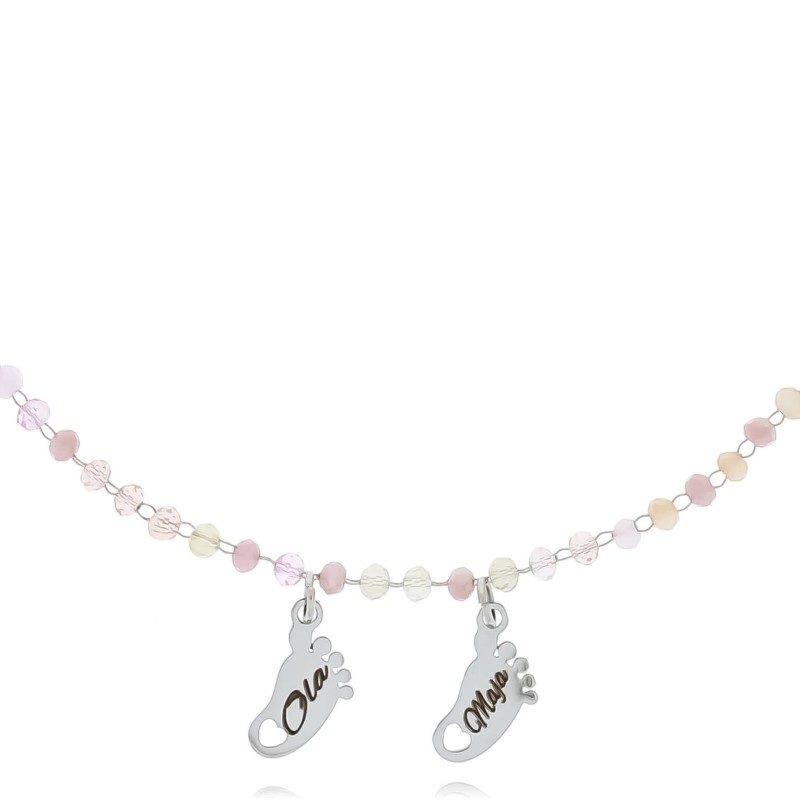 Zbliżenie na srebrną bransoletkę ze stali chirurgicznej 316L z zawieszką dwie stópki dzieci i możliwością graweru imion