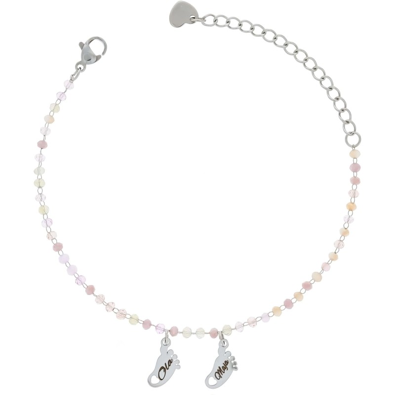 Srebrna bransoletka ze stali chirurgicznej z dwiema stópkami dzieci i grawerem imion na białym tle