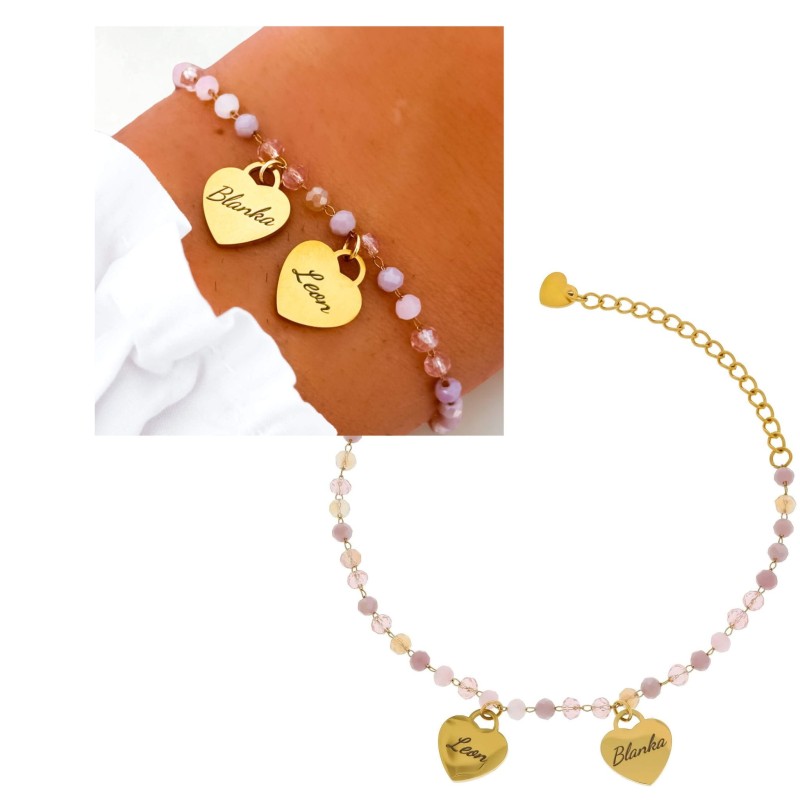 Kolaż zdjęć bransoletki z grawerem dla mamy – różowe koraliki i 2 pozłacane serduszka z imionami dzieci, ujęcie na nadgarstku oraz osobno na białym tle