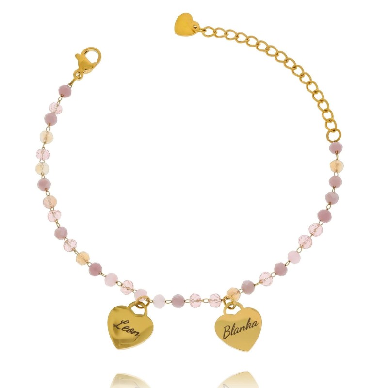 Bransoletka z 2 serduszkami i grawerem imion dzieci na białym tle – elegancka biżuteria dla mamy z różowymi koralikami i złotymi zawieszkami ze stali chirurgicznej