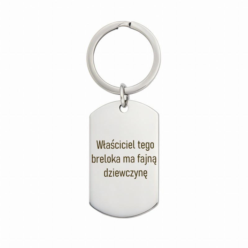 Brelok męski ze stali chirurgicznej na białym tle z grawerem Właściciel tego breloka ma fajną dziewczynę – oryginalny prezent od dziewczyny dla chłopaka lub męża