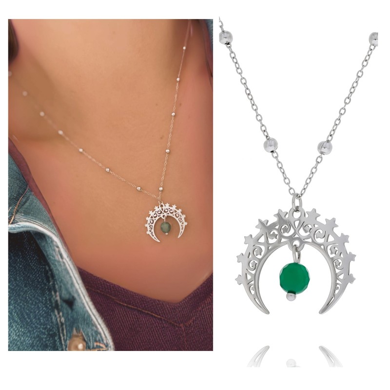 Srebrny naszyjnik damski z motywem półksiężyca i zielonym jadeitem. Biżuteria ze stali chirurgicznej na modelce i białym tle – elegancki dodatek dla kobiet ceniących styl i jakość.