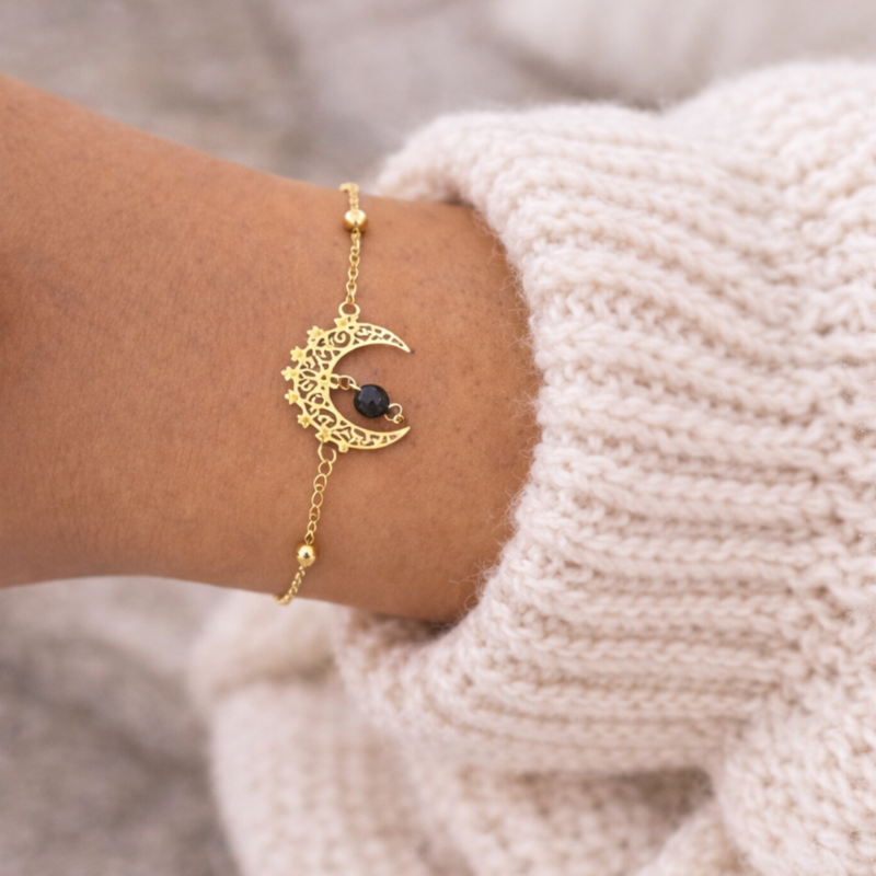 Delikatna bransoletka na złotym łańcuszku z ażurowym półksiężycem i fasetowanym koralikiem z naturalnego turmalinu. Minimalistyczny design, lekka forma i staranne detale sprawiają, że biżuteria jest subtelna, elegancka i ponadczasowa.