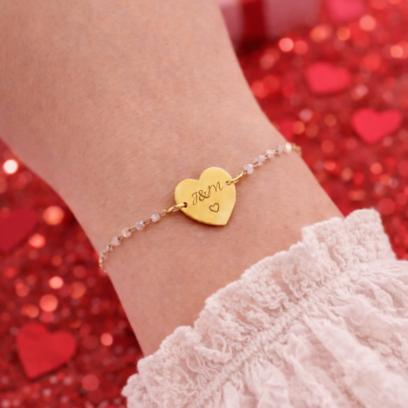 Bransoletka z grawerem inicjałów na serduszku ze stali. Idealna na prezent dla dziewczyny żony na rocznicę. Regulowana