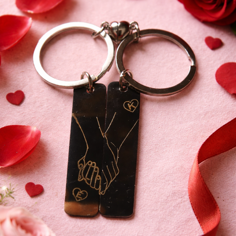 Komplet brelokow dla zakochanych Grawer splecionych dłoni Incjały Stal Srebrny.png