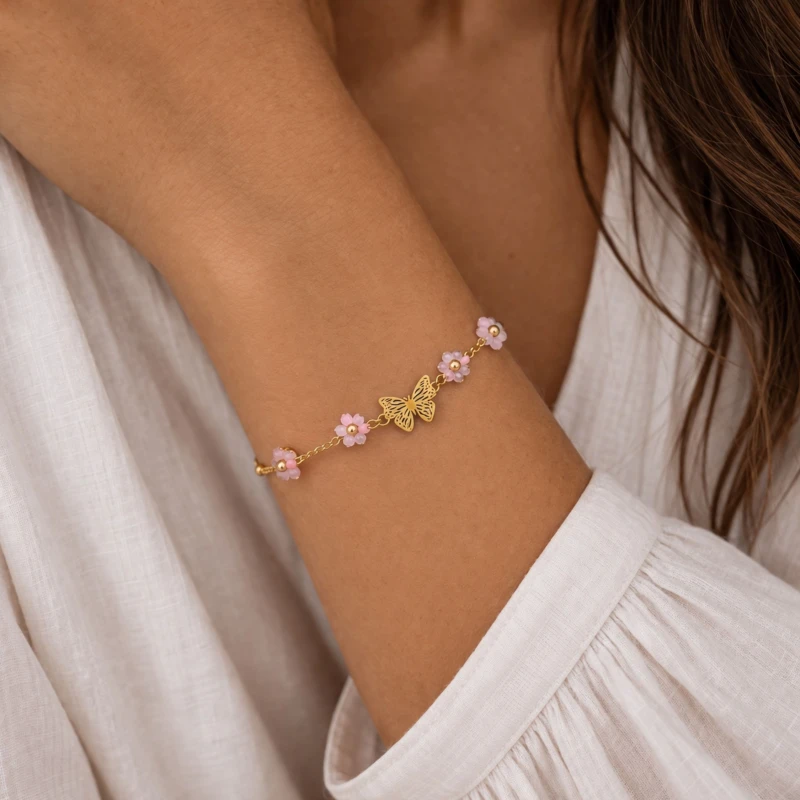 Bransoletka damska z motylem i kwiatkami wykonana ze stali chirurgicznej pozłacanej, delikatna biżuteria na nadgarstku, lekki i kobiecy dodatek na prezent dla niej