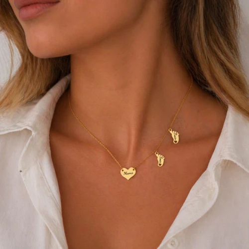 Personalizowany naszyjnik dla mamy – stal chirurgiczna, zawieszka serce Mama + 2 stópki z imionami