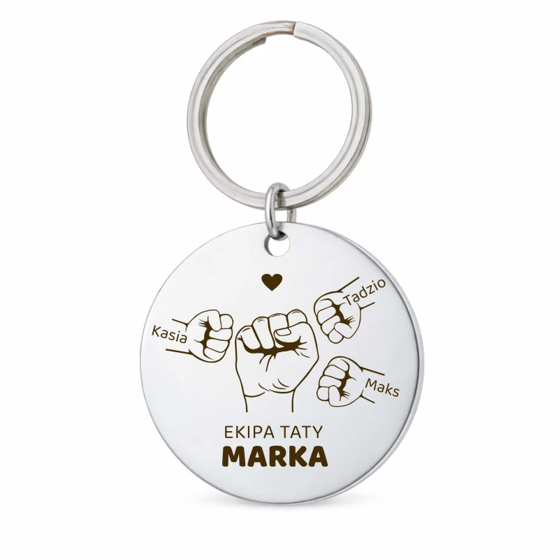 Personalizowany brelok dla taty wykonany ze stali nierdzewnej z grawerem imion dzieci. Wzór „Ekipa Taty” z motywem pięści  jest idealnym pomysłem na prezent dla taty.