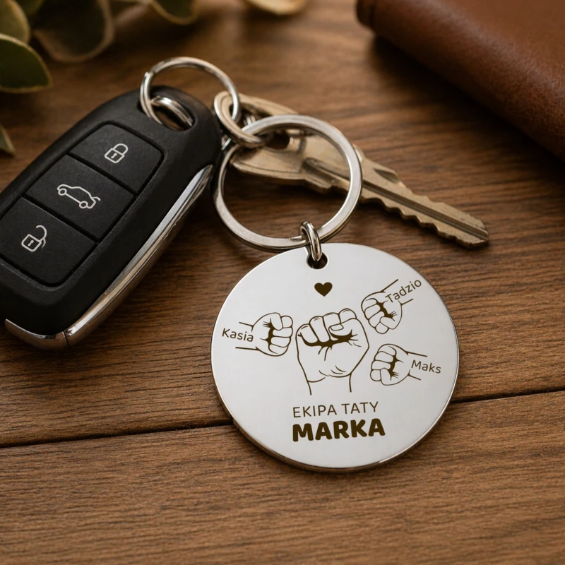 Elegancki brelok dla taty z personalizowanym grawerem imion dzieci. Stylowa kompozycja podkreśla charakter produktu jako wyjątkowego i emocjonalnego prezentu dla ojca.