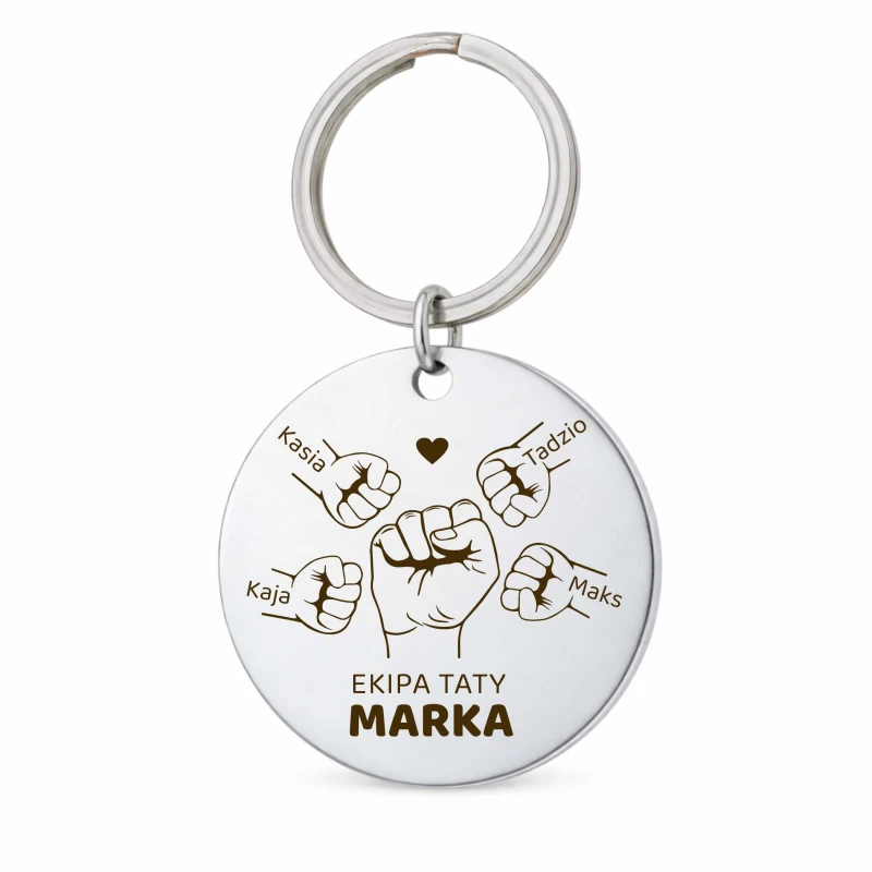 Personalizowany brelok dla taty wykonany ze stali nierdzewnej z grawerem imion dzieci. Wzór „Ekipa Taty” z motywem pięści symbolizuje siłę więzi rodzinnej i jest idealnym pomysłem na wyjątkowy prezent dla ojca.