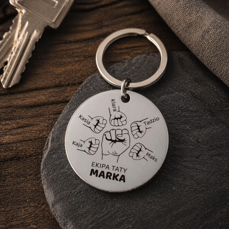 Personalizowany brelok dla taty z grawerem imion 5 dzieci w codziennym użyciu przy kluczach. Praktyczny i wyjątkowy prezent, który podkreśla znaczenie rodziny.