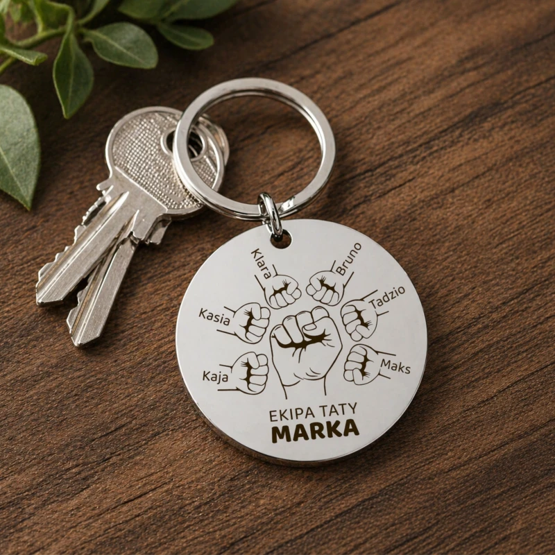Personalizowany brelok dla taty z grawerem imion 6 dzieci w codziennym użyciu przy kluczach. Praktyczny i stylowy dodatek, który pozwala mieć symbol rodziny zawsze przy sobie.