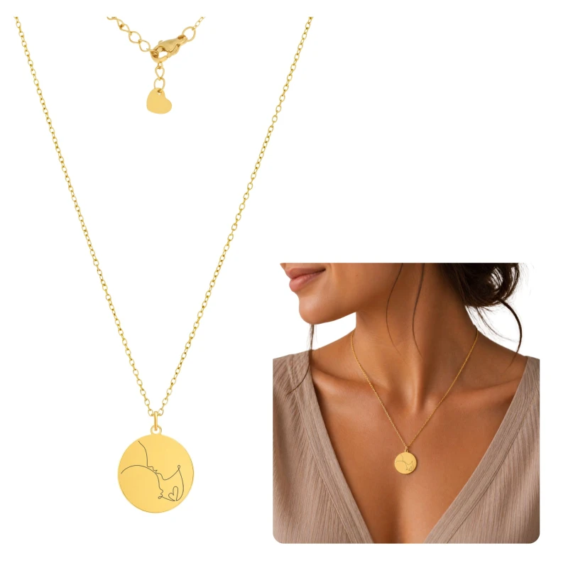 Zestawienie złotego naszyjnika dla mamy z grafiką mama i dziecko – packshot na białym tle oraz prezentacja na modelce. Połączenie detalu produktu i sposobu noszenia.