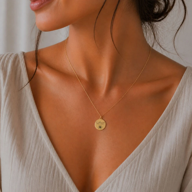 Złoty naszyjnik dla mamy z napisem „Cudowna Mama” prezentowany na modelce. Delikatna biżuteria z możliwością graweru imienia, podkreślająca styl i emocjonalny charakter produktu.